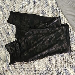 Nwot leggings..spanx.. black camo